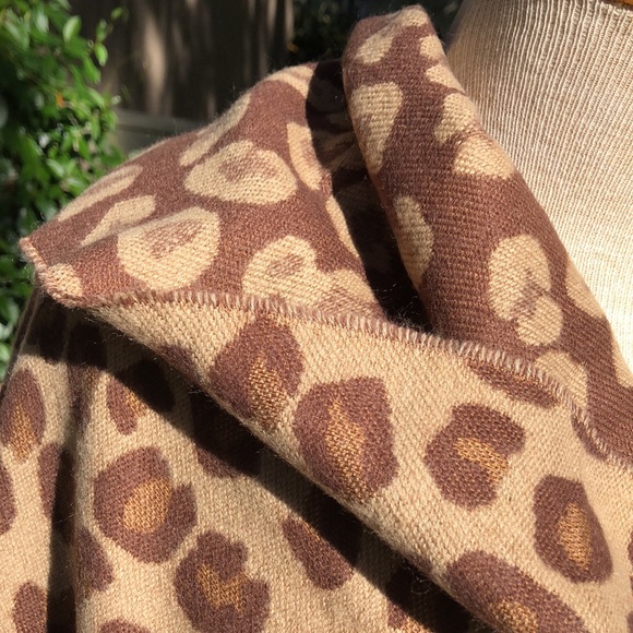 NWOT LEOPARD REVERSIBLE PRINT SHAWL WITH FRINGE 70x 26 inches - Picture 5 of 7